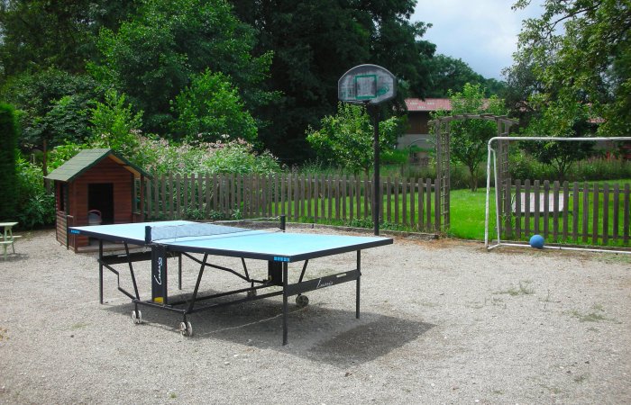 Table de ping-pong et cabane pour enfants